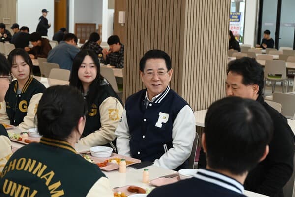 [현장] “청년이 떠나지 않는 전남광주”... 김영록, 전남대서 ‘1000원 아침밥’ 소통 행보
